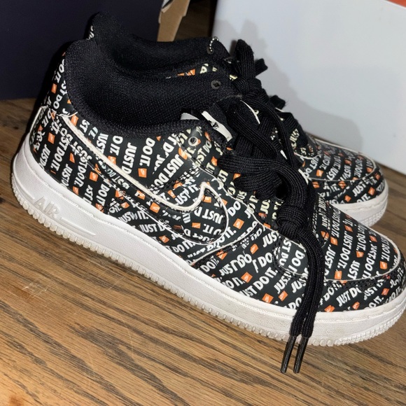 Nike Air Force 1 size 5.5y - Picture 2 of 5